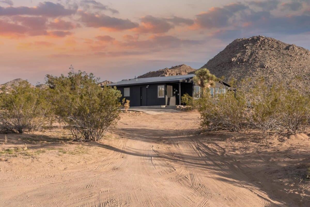 Sacred Haven L Cabin W Cowboy Pool At Park Entrance Joshua Tree Exterior photo